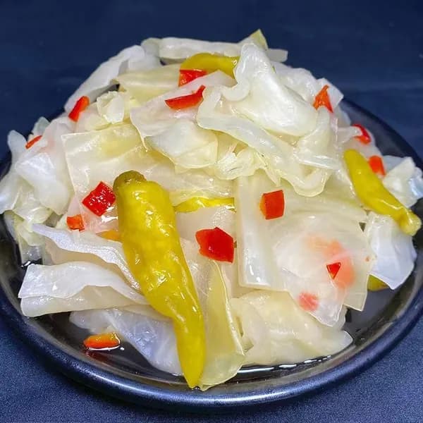 Кисло-сладкая квашеная капуста домашнего приготовления, острая, аппетитная закуска к основным блюдам