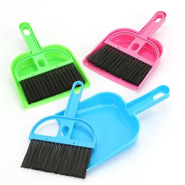 Хомячок кролик Мой сосед Тоторо чистит клетку маленькой метлой случайного цвета