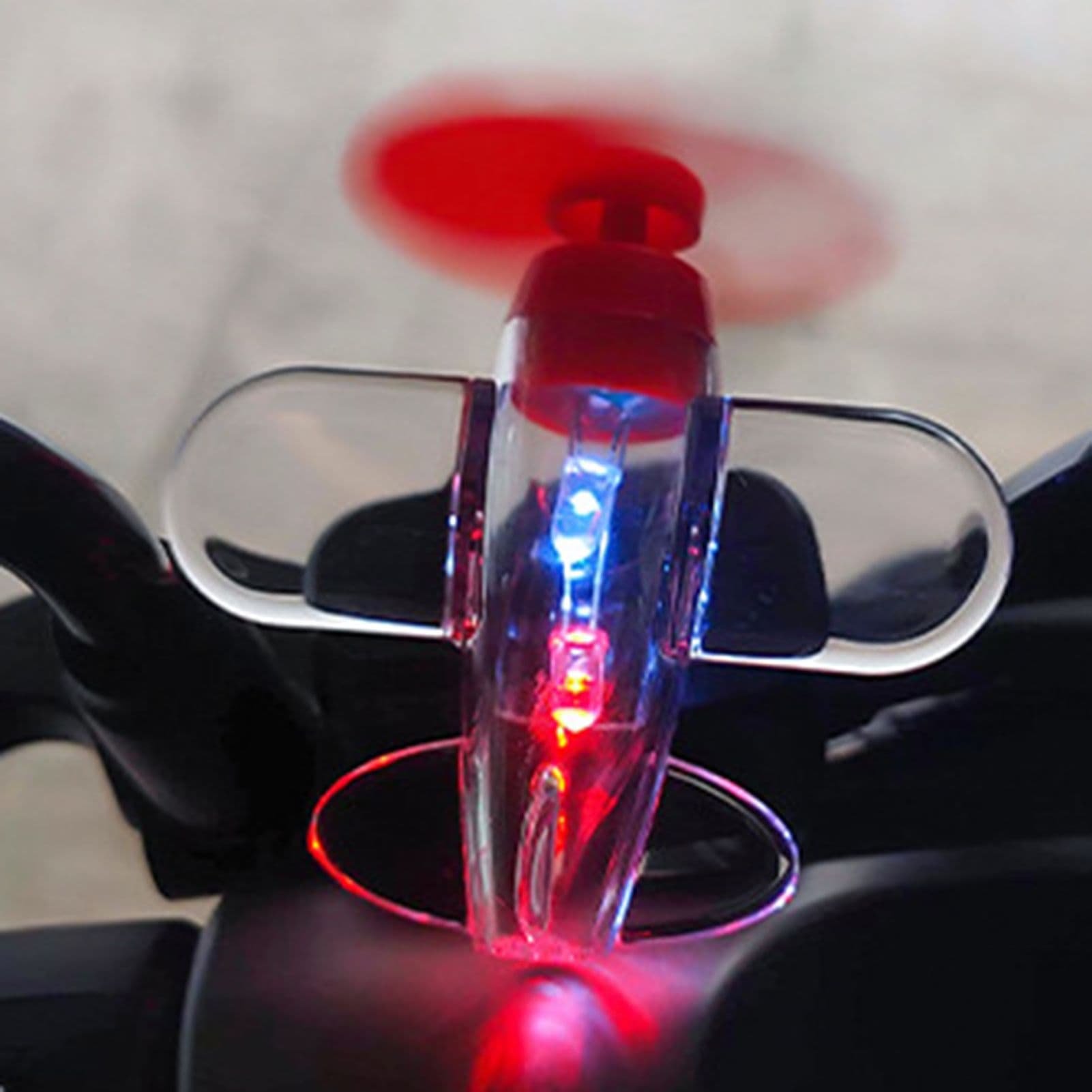 Самолет на липучке для авто крутится на ветру, светится LED, универсальный