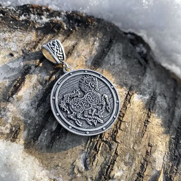 Серебряный оберег Слейпнир из серебра 925-й пробы