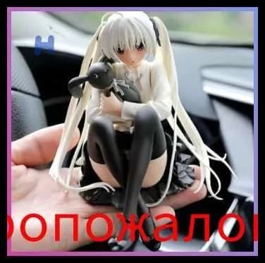 Белая фигурка девушки с кроликом в руках в стиле Q style