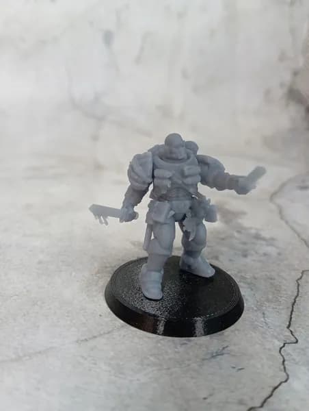 Миниатюра Lieutenant With Combi weapon