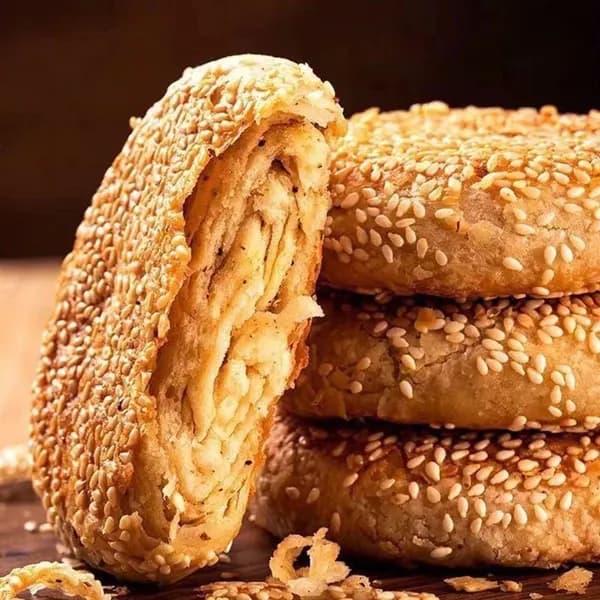 Традиционный пекинский слоёный кунжутный хлеб с кунжутной пастой и перцем, готовая закуска