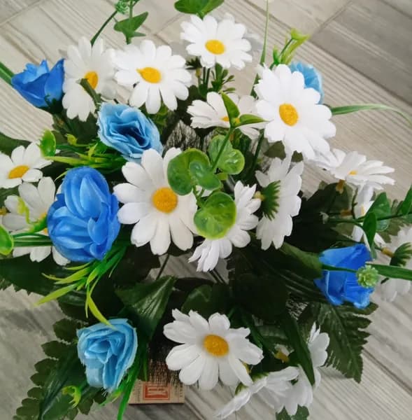 корзина полянка маленькая 25 25 25 см с ножками из искусственных цветов мелкоцветной розы и ромашки маленьких 3-5 см в диаметре