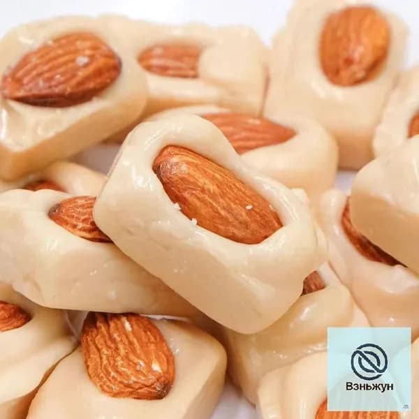 Угустой конфетный набор с орехами и миндалем, 200 г.