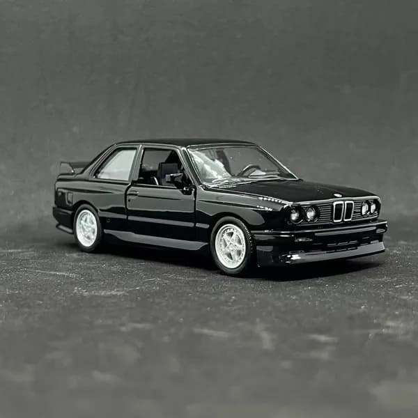 1:36 Модель автомобиля BMW M3 из сплава, симуляция