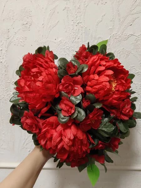 Ритуальная корзина в форме сердца, траурная полянка из искусственных цветов